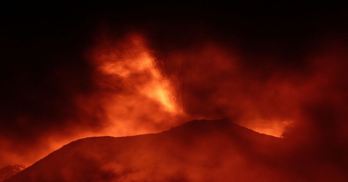 La erupción del Monte Etna cierra el aeropuerto de Catania en Sicilia