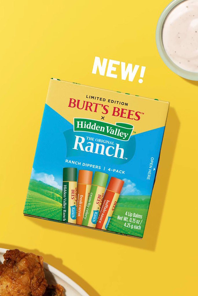 Una colección de bálsamos labiales Burt's Bees x Hidden Valley Ranch con alas y un rancho de fondo.