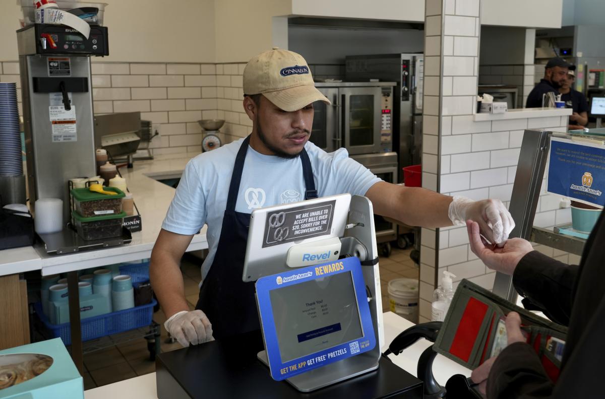 El nuevo salario mínimo para los trabajadores de comida rápida en California comenzará en  el lunes