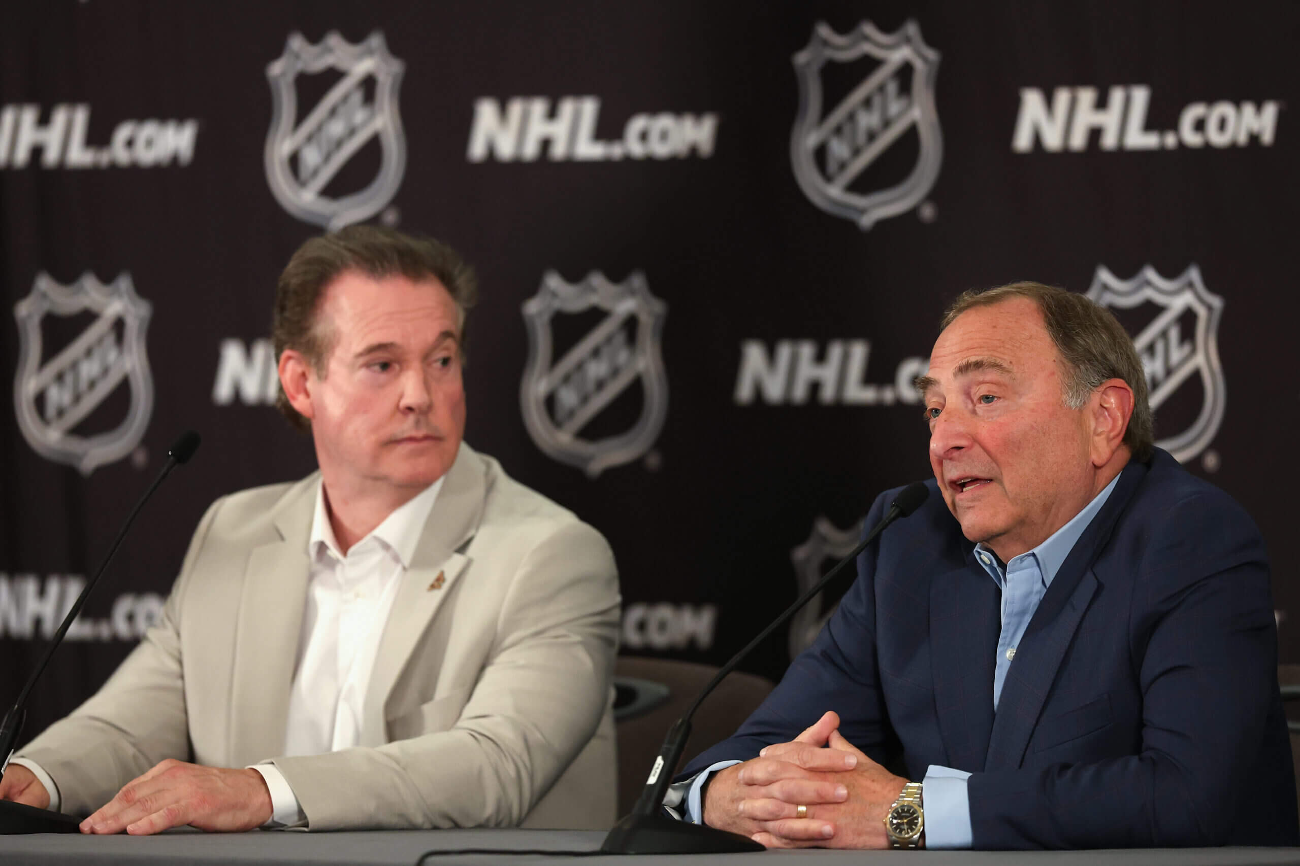 Gary Bettman habla sobre trasladar coyotes en Arizona y Utah, dice que Alex Meruelo estaba «perdiendo mucho» dinero