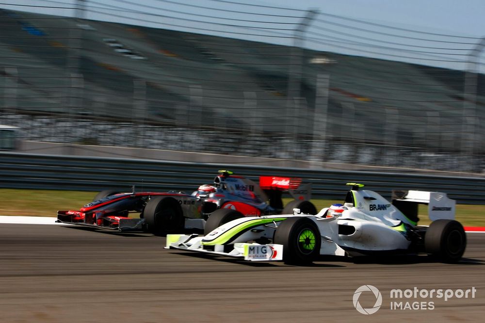 Rubens Barrichello, Brawn GP BGP001 Mercedes compite con Heikki Kovalainen, McLaren MP4-24 Mercedes