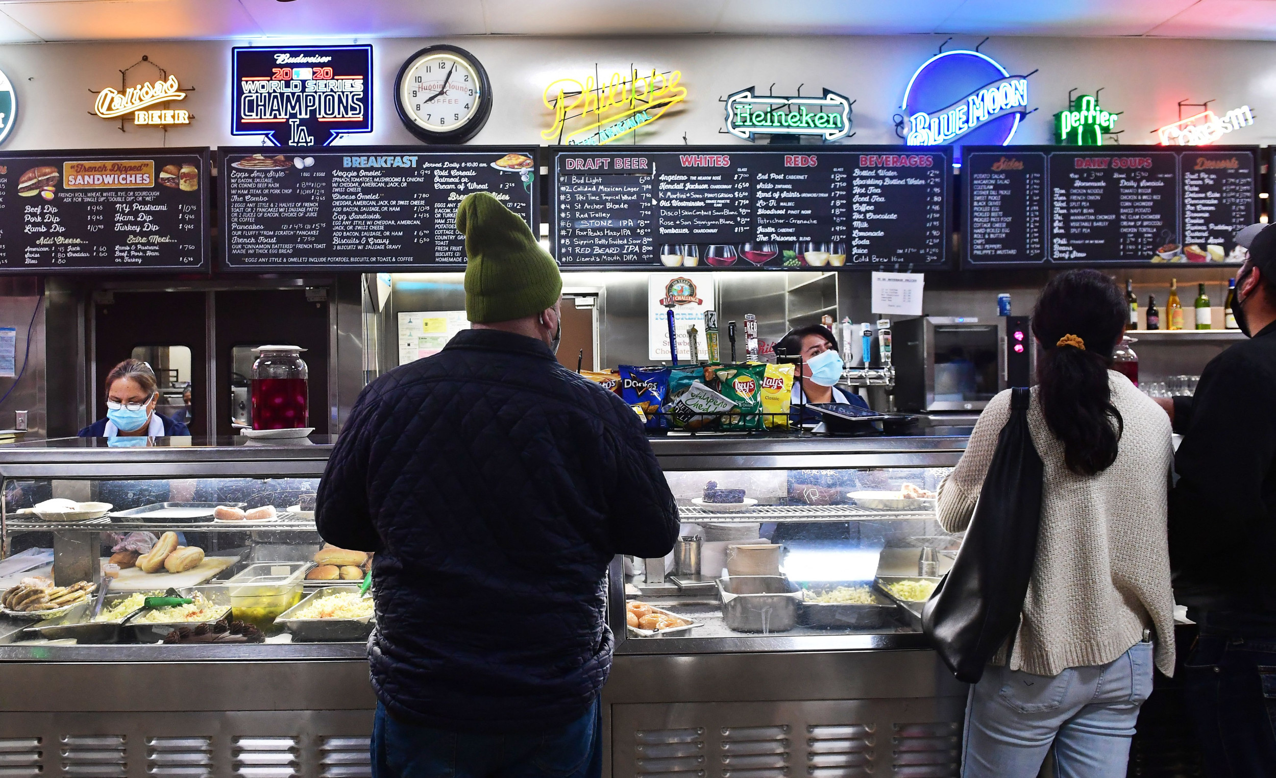 Los propietarios de restaurantes critican la nueva ley de «tarifa basura» de California