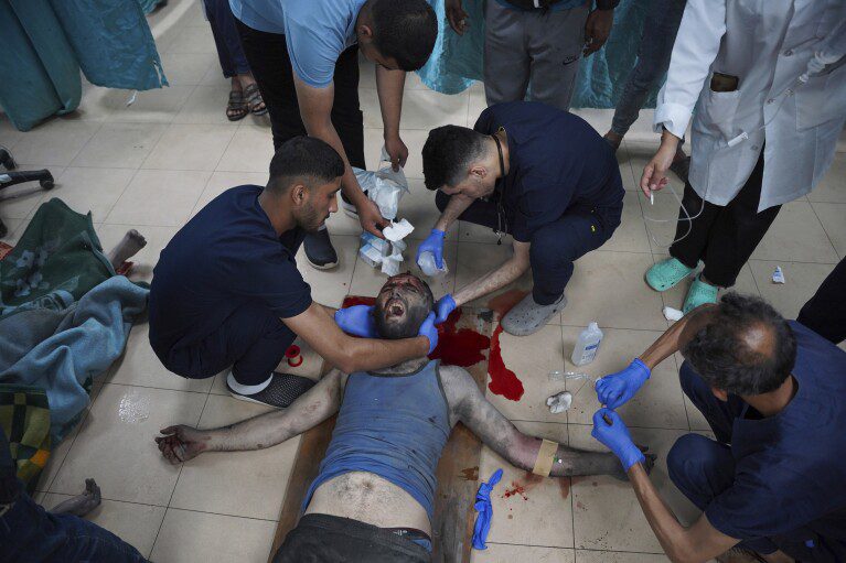 Paramédicos palestinos atienden a un hombre herido en el bombardeo israelí de la Franja de Gaza en el Hospital Al-Aqsa en Deir al-Balah, Franja de Gaza, el sábado 11 de mayo de 2024. (Foto AP/Saher Alghorra)