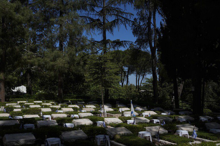 Una vista del cementerio militar Monte Herzl en Jerusalén, jueves 9 de mayo de 2024. Israel celebra el Día del Recuerdo anual para conmemorar a los soldados que murieron en los conflictos del país, desde el atardecer del domingo 12 de mayo hasta la tarde del lunes 13 de mayo.  (Foto AP/Ohad Zweigenberg)