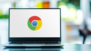 Y una imagen del logo de Google Chrome en una computadora portátil.