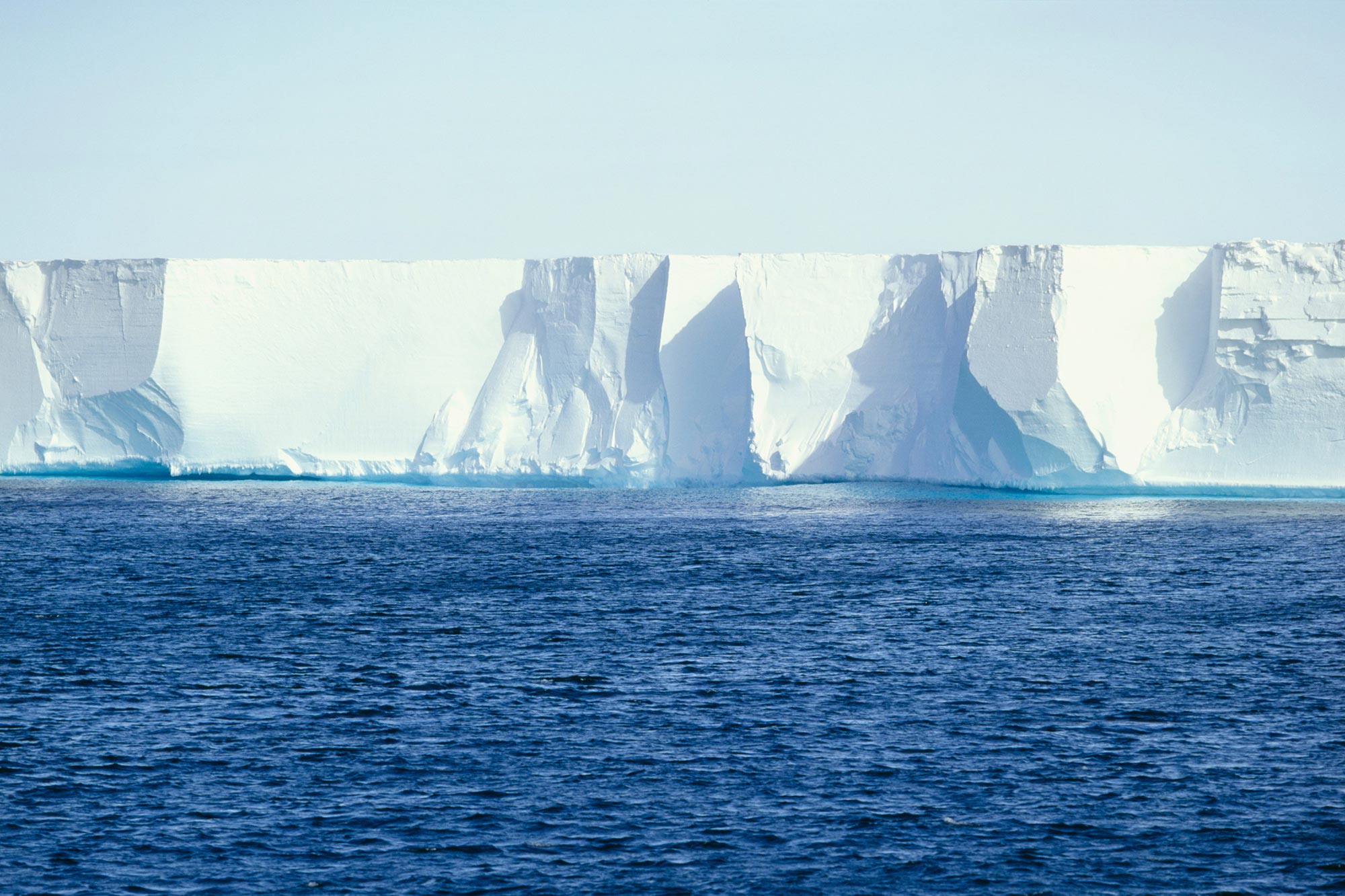 La plataforma de hielo más grande de la Antártida se comporta de forma extraña