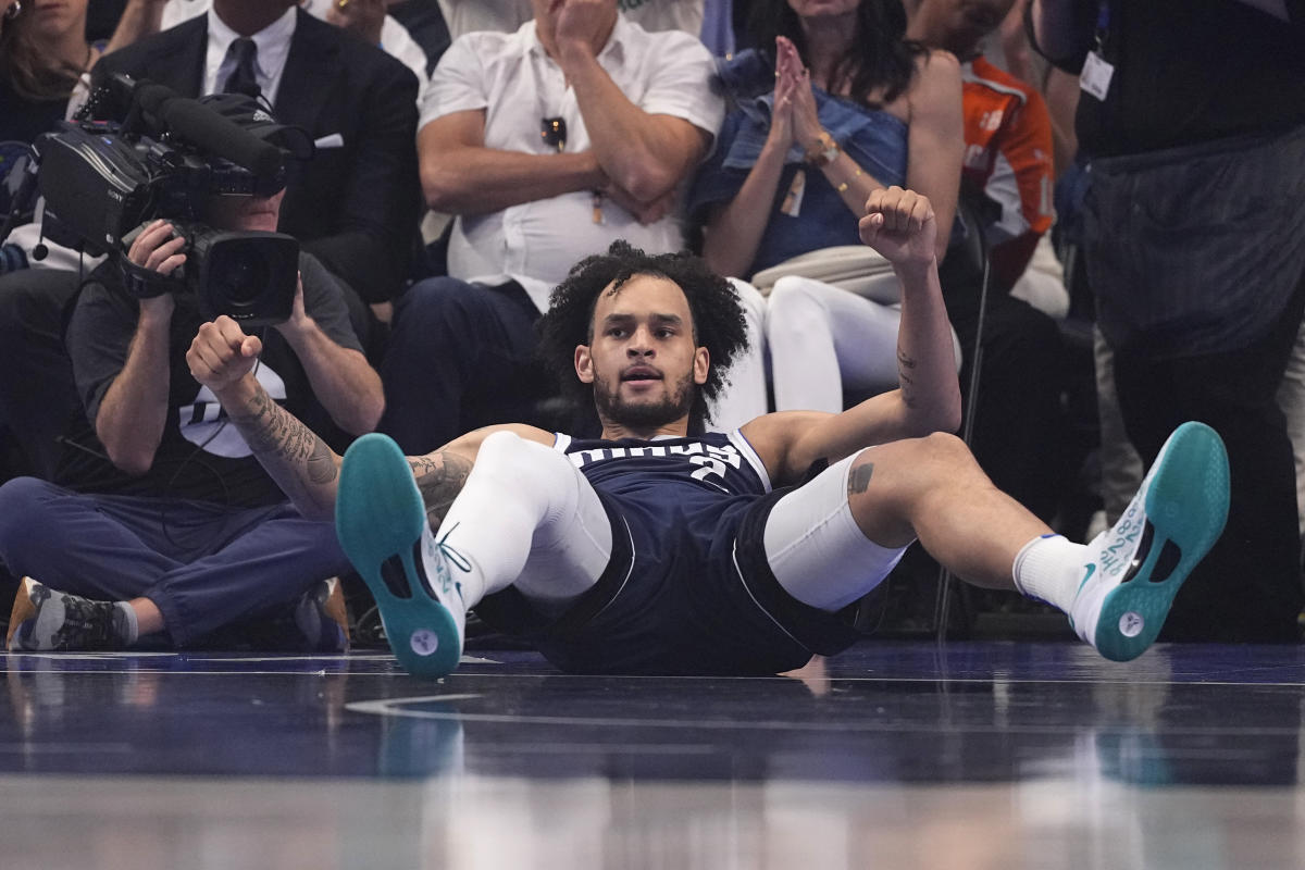 Playoffs de la NBA: se dice que el novato de los Mavericks Derek Lively II está ‘bien’ después de recibir una violenta rodilla en el Juego 3