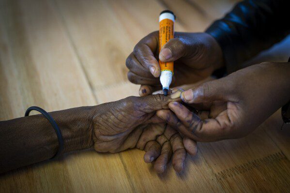 La mano de una mujer está etiquetada después de emitir su voto el miércoles 29 de mayo de 2024 durante las elecciones generales en Nkandla, KwaZulu-Natal, Sudáfrica.  Los electores de Sudáfrica emitieron su voto en unas elecciones consideradas las más importantes en su país en 30 años, una elección que puede colocarlos en territorio inexplorado en la corta historia de su democracia, ya que el dominio de tres décadas del ANC se ha convertido en el objetivo de elecciones anticipadas.  Una nueva generación de descontento en un país de 62 millones de habitantes, de los cuales se estima que la mitad vive en la pobreza.  (Foto AP/Emilio Morenatti)