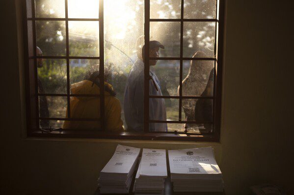 Los votantes esperan afuera de un colegio electoral el miércoles 29 de mayo de 2024, durante las elecciones generales en Kwa Mfana, Sudáfrica.  Los electores de Sudáfrica emitieron su voto en unas elecciones consideradas las más importantes en su país en 30 años, una elección que puede colocarlos en territorio inexplorado en la corta historia de su democracia, ya que el dominio de tres décadas del ANC se ha convertido en el objetivo de elecciones anticipadas.  Una nueva generación de descontento en un país de 62 millones de habitantes, de los cuales se estima que la mitad vive en la pobreza.  (Foto AP/Emilio Morenatti)