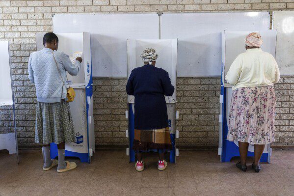 Los votantes se preparan para emitir su voto el miércoles 29 de mayo de 2024 durante las elecciones generales en Soweto, Sudáfrica.  Los electores de Sudáfrica emitieron su voto en unas elecciones consideradas las más importantes en su país en 30 años, una elección que puede colocarlos en territorio inexplorado en la corta historia de su democracia, ya que el dominio de tres décadas del ANC se ha convertido en el objetivo de elecciones anticipadas.  Una nueva generación de descontento en un país de 62 millones de habitantes, de los cuales se estima que la mitad vive en la pobreza.  (Foto AP/Jerome Delay)