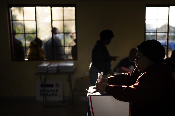 Una mujer vota el miércoles 29 de mayo de 2024, durante las elecciones generales en Kwamfana, Sudáfrica.  Los electores de Sudáfrica emitieron su voto en unas elecciones consideradas las más importantes celebradas en su país en 30 años, unas elecciones que pueden situarlos en un territorio inexplorado en la corta historia de su democracia, ya que el dominio de tres décadas del ANC se ha convertido en el objetivo de elecciones anticipadas.  Una nueva generación de descontento en un país de 62 millones de habitantes, de los cuales se estima que la mitad vive en la pobreza.  (Foto AP/Emilio Morenatti)