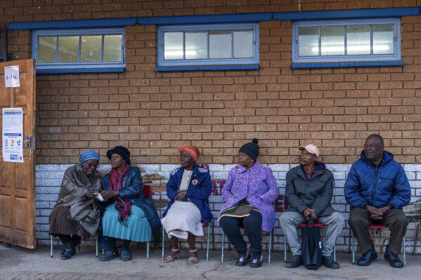 Los votantes hacen fila para emitir su voto el miércoles 29 de mayo de 2024 en las elecciones generales en Soweto, Sudáfrica.  Los electores de Sudáfrica emitieron su voto en unas elecciones consideradas las más importantes en su país en 30 años, una elección que puede colocarlos en territorio inexplorado en la corta historia de su democracia, ya que el dominio de tres décadas del ANC se ha convertido en el objetivo de elecciones anticipadas.  Una nueva generación de descontento en un país de 62 millones de habitantes, de los cuales se estima que la mitad vive en la pobreza.  (Foto AP/Jerome Delay)