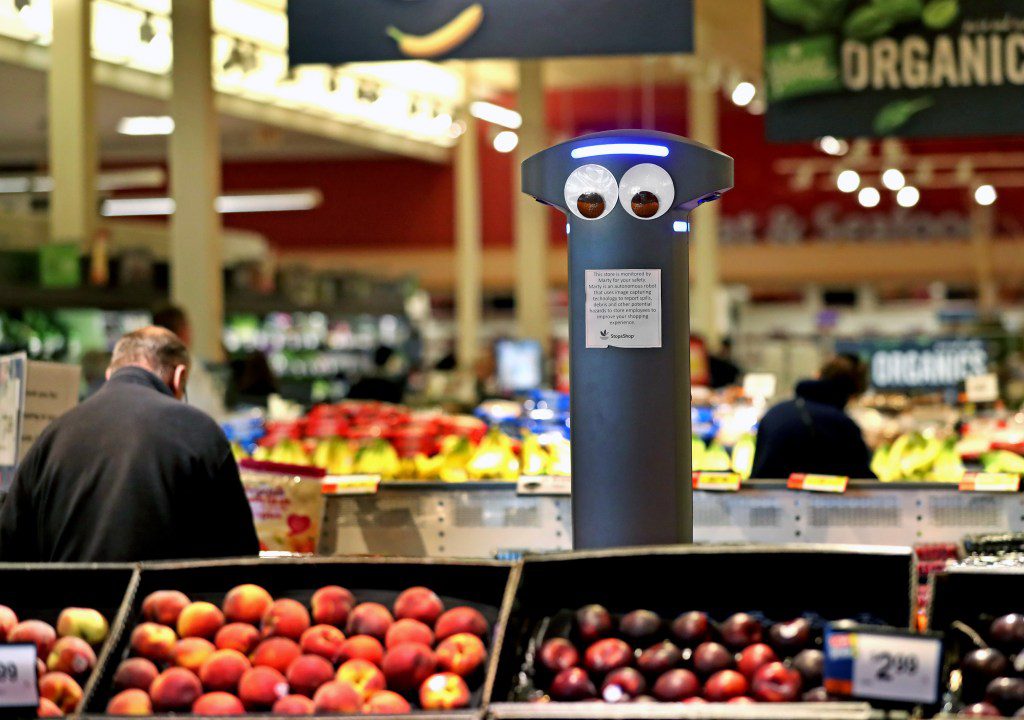 Marty el robot cerca de los puestos de frutas de Stop & Shop