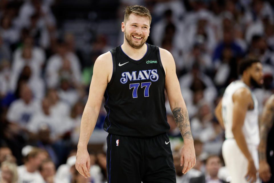 MINNEAPOLIS, MINNESOTA – 24 DE MAYO: Luka Doncic # 77 de los Dallas Mavericks reacciona durante el tercer cuarto contra los Minnesota Timberwolves en el Juego 2 de las Finales de la Conferencia Oeste en Target Center el 24 de mayo de 2024 en Minneapolis, Minnesota.  NOTA PARA EL USUARIO: El usuario reconoce y acepta expresamente que al descargar o utilizar esta imagen, acepta los términos y condiciones del Acuerdo de licencia de Getty Images.  (Foto de David Berding/Getty Images)