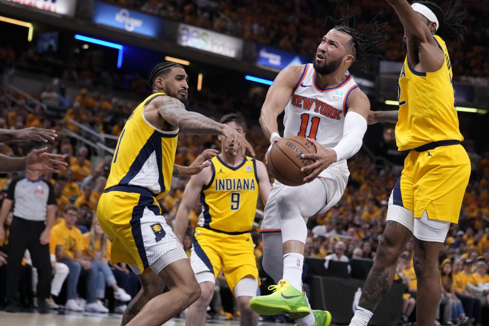 El guardia de los New York Knicks, Jalen Brunson, de 11 años, conduce hacia la canasta pasando al delantero de los Indiana Pacers, Obi Toppin, a la izquierda, durante la primera mitad del Juego 6 de su serie de segunda ronda de playoffs de la NBA, el viernes 17 de mayo de 2024, en Indianápolis.  (Foto AP/Michael Conroy)