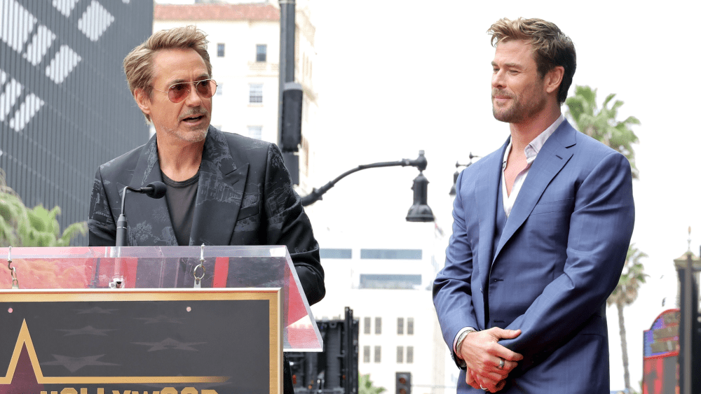 Robert Downey Jr. asa a Chris Hemsworth en la ceremonia del Paseo de la Fama