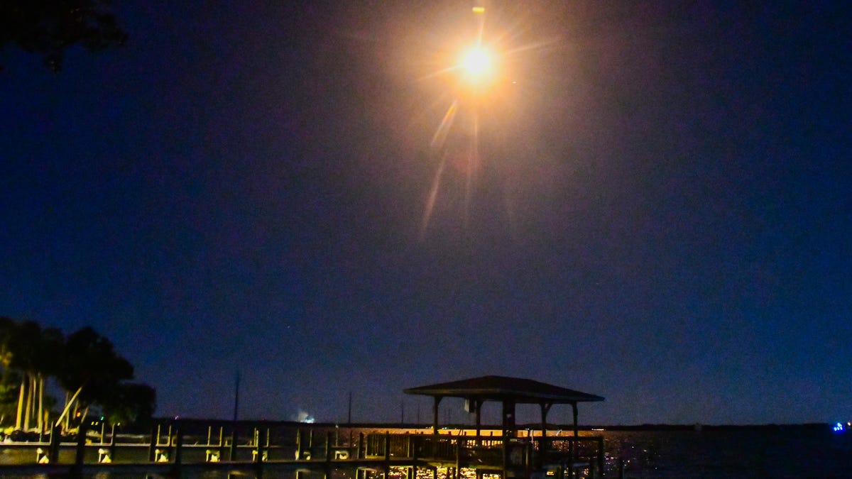 Un cohete SpaceX Falcon 9 ilumina el cielo nocturno sobre Space Coast, Florida