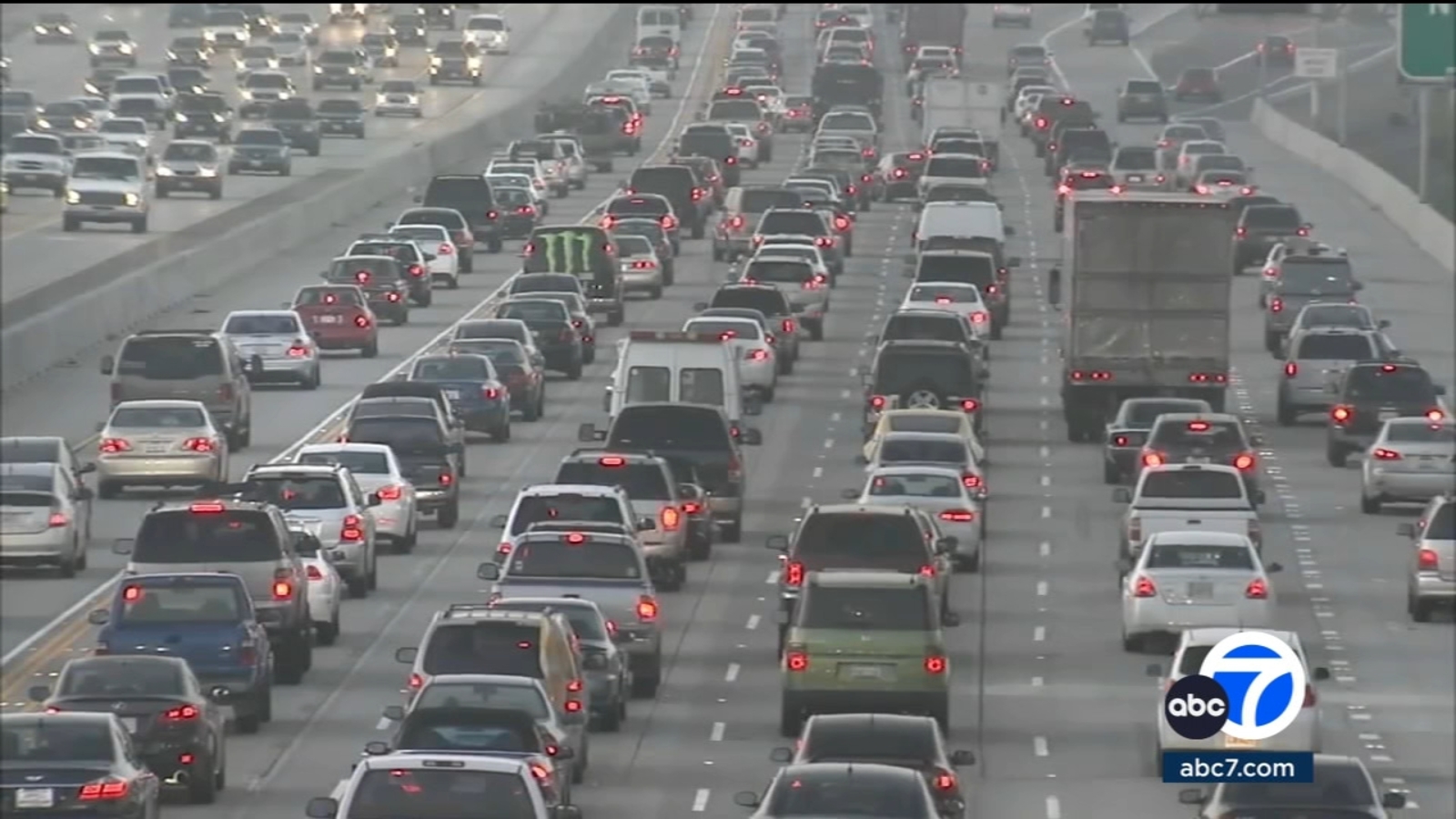 Una propuesta de peaje en las carreteras de California haría que los conductores pagaran por las millas recorridas en lugar de un impuesto por galón de gasolina.