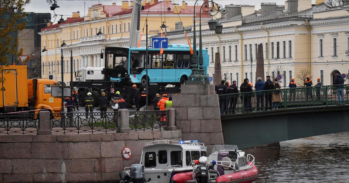 Video muestra cómo un autobús cae de un puente en San Petersburgo, Rusia, matando a 7 personas