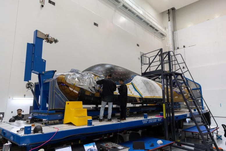 Perseverance cazador de sueños dentro de la instalación de procesamiento de sistemas espaciales de la NASA
