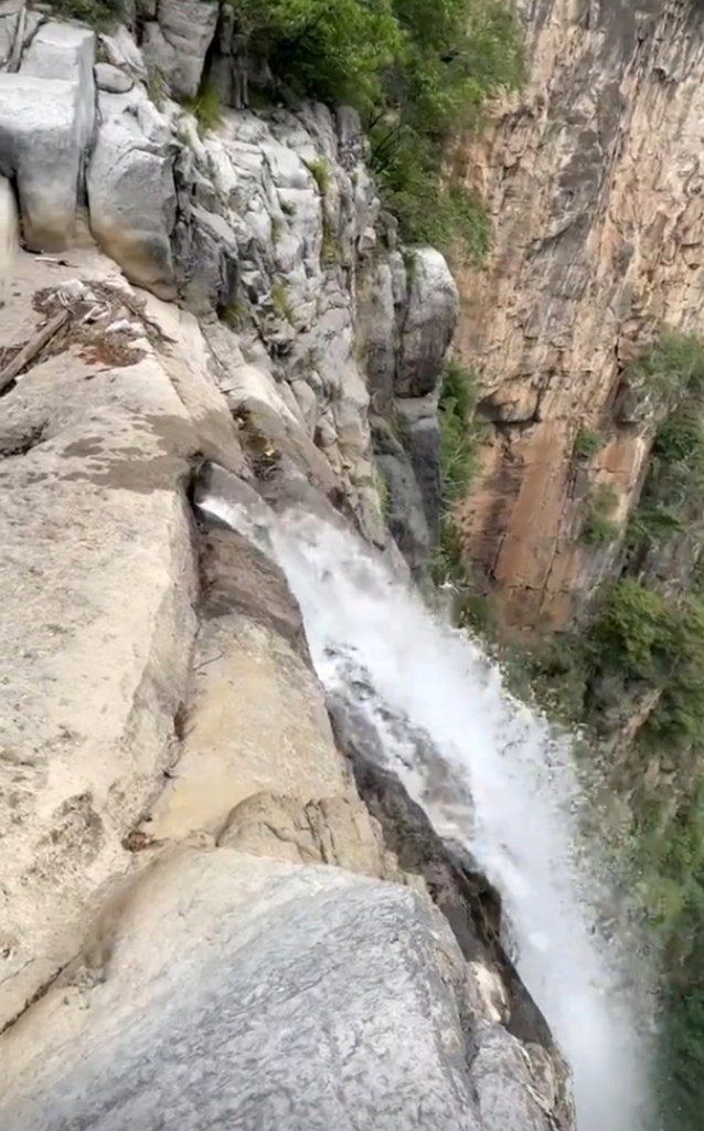 La fuente de la cascada Yuntai, que en realidad es una tubería por la que fluye agua.