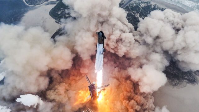 El cuarto vuelo de prueba a gran escala del cohete Starship de SpaceX despegó de Starbase, un puerto espacial de propiedad privada cerca de Brownsville, Texas.