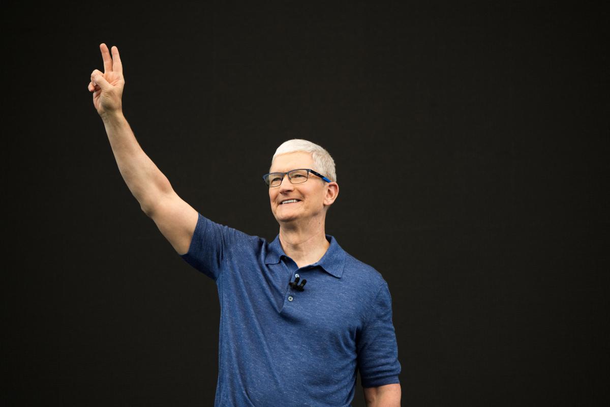 Las acciones de Apple suben a un nivel récord tras los anuncios de inteligencia artificial