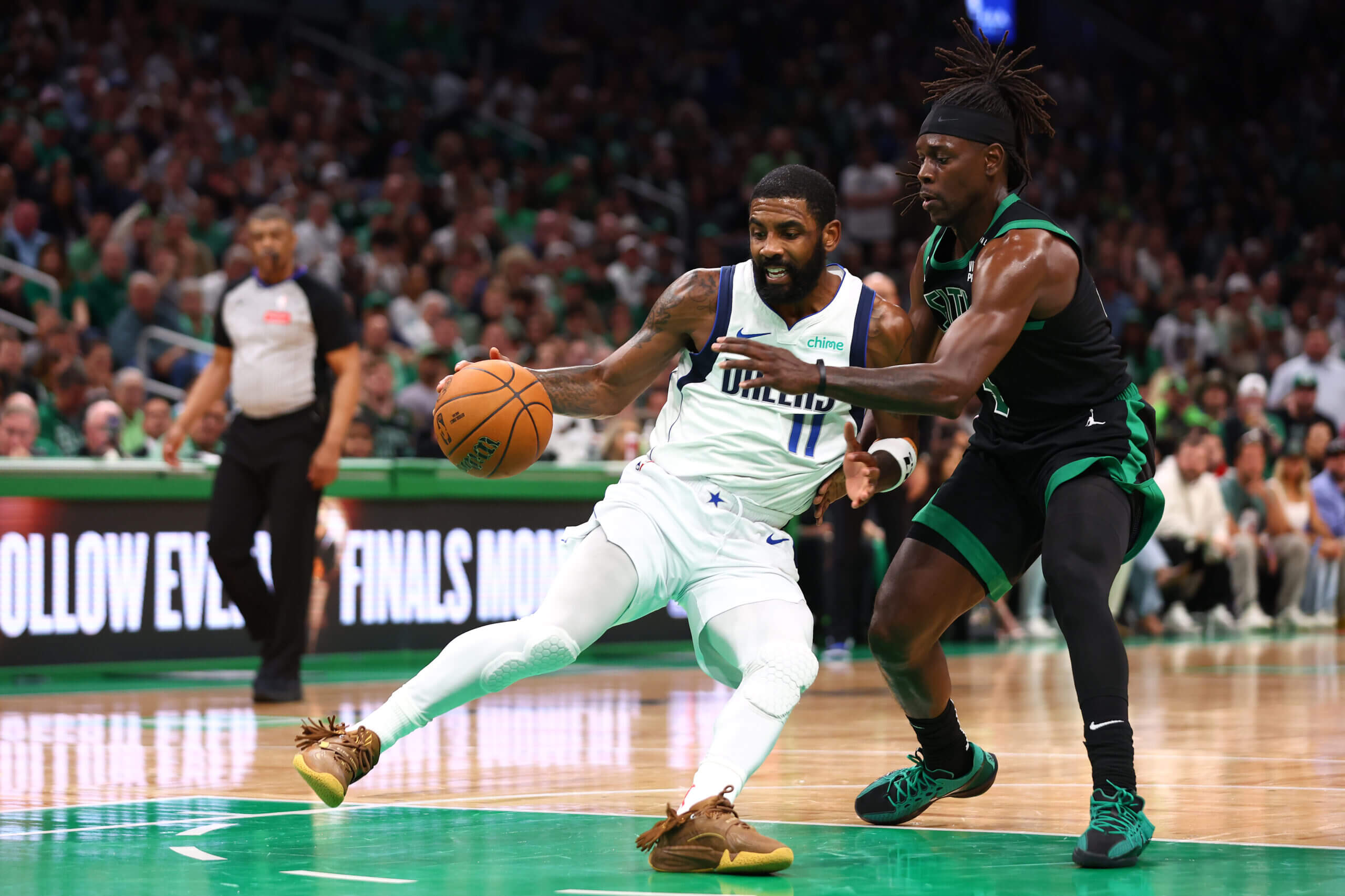 Kyrie Irving admite que está «allí afuera» regresando a Boston para el Juego 5: «Lo hice yo mismo»