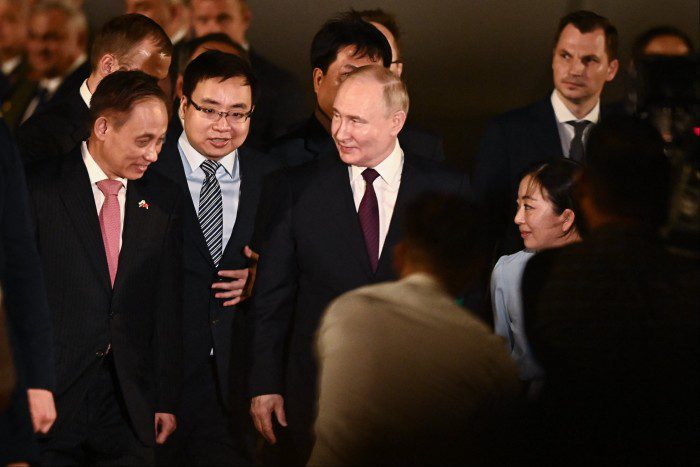 Recepción de Vladimir Putin en el aeropuerto internacional de Noi Bai