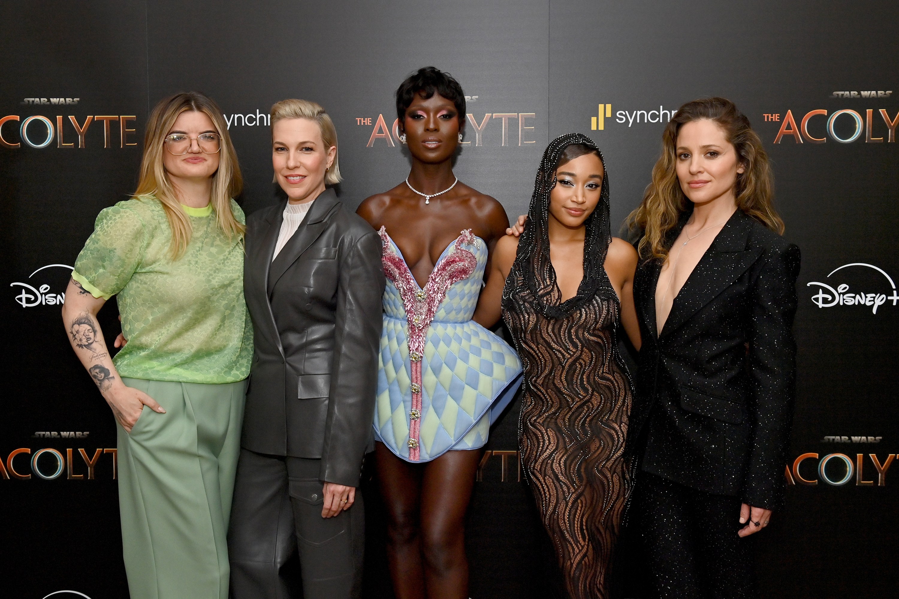 De izquierda a derecha, Leslye Headland, Rebecca Henderson, Jodie Turner-Smith, Amandla Stenberg y Margarita Levieva asisten al evento de la New York City Film Society para la nueva serie de Star Wars de Lucasfilm, The Acolyte, en el Hotel Whitby el 3 de junio de 2024 en la ciudad de Nueva York.