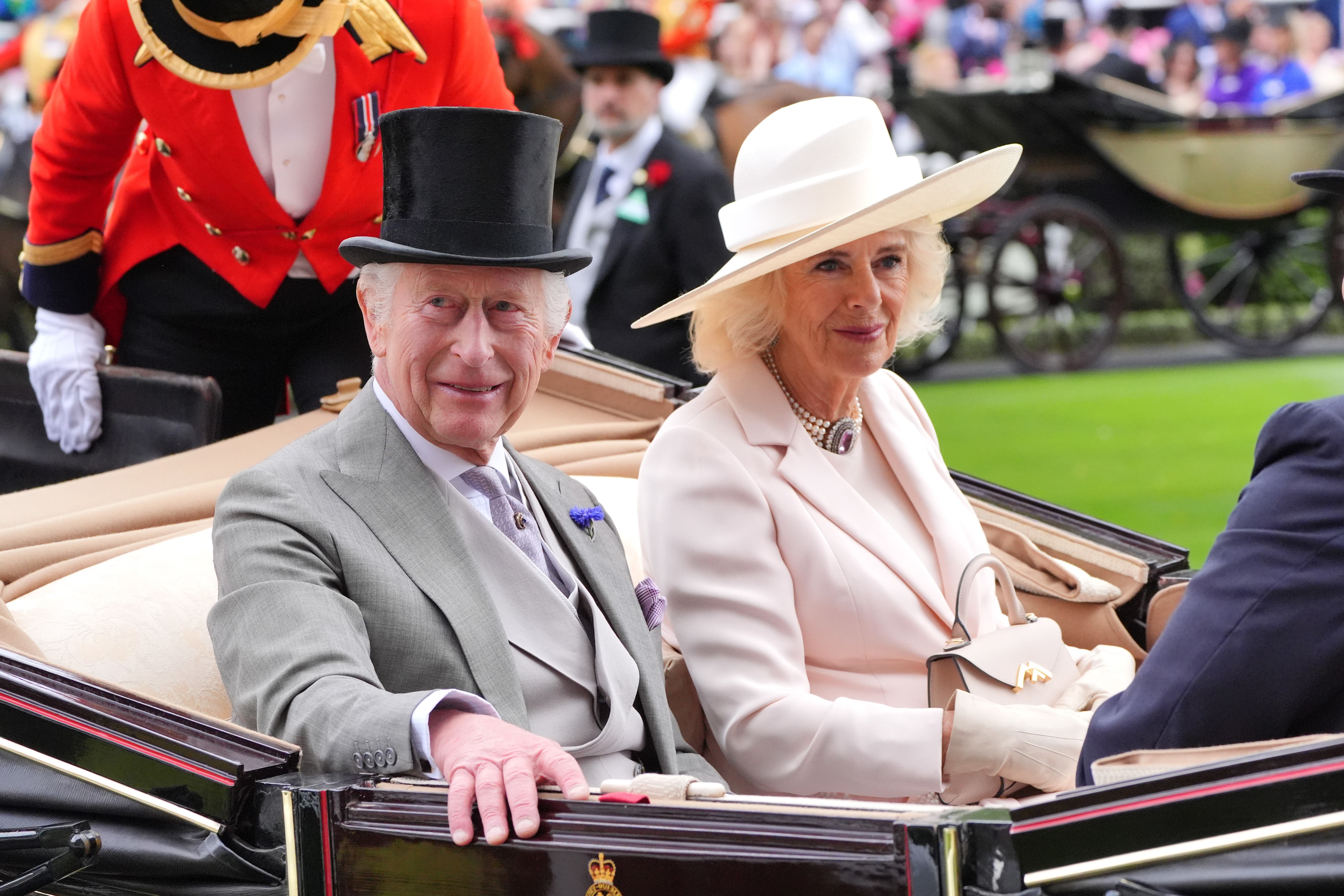 El Rey y la Reina llegan para el quinto día de Royal Ascot (Yui Mok/PA)