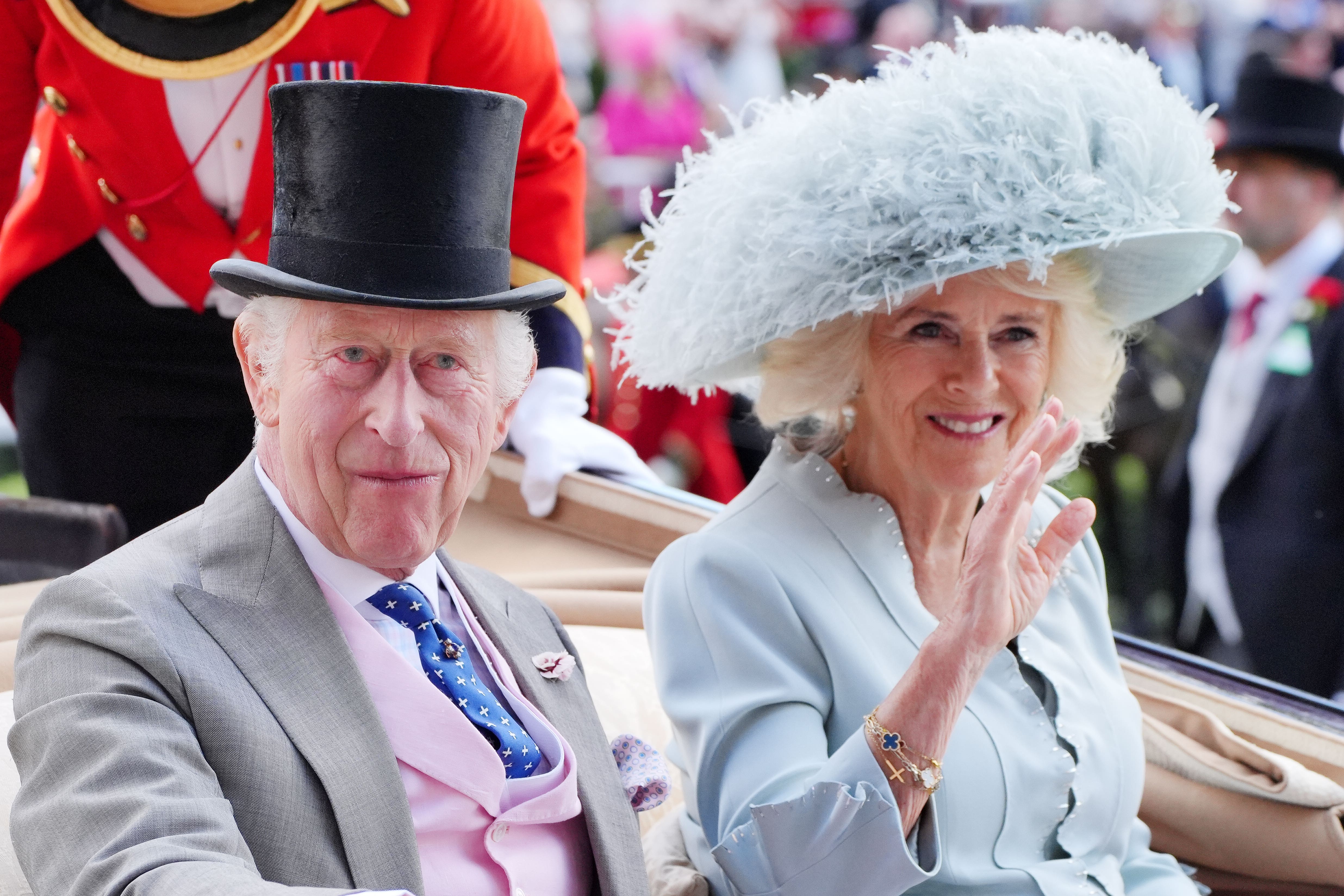 El Rey y la Reina llegan en carruaje el cuarto día de Royal Ascot (Pensilvania)