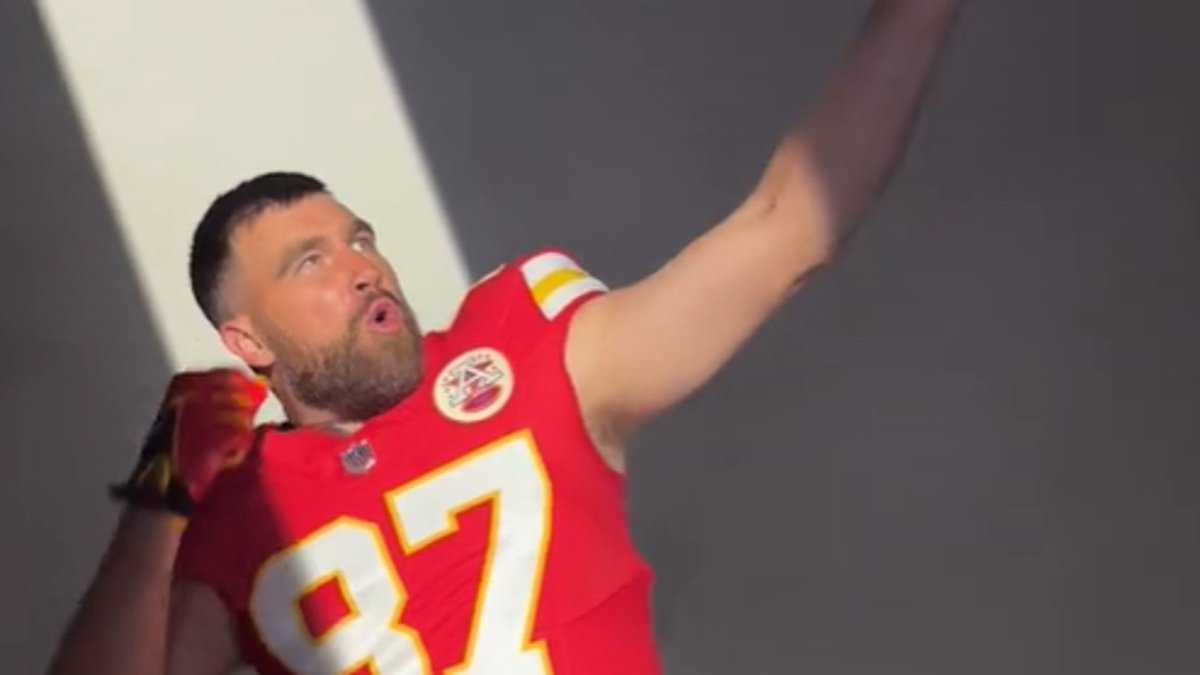 Travis Kelce realiza un movimiento especial mientras baila con Taylor Swift entre la multitud en el show Eras Tour de su novia en Londres.