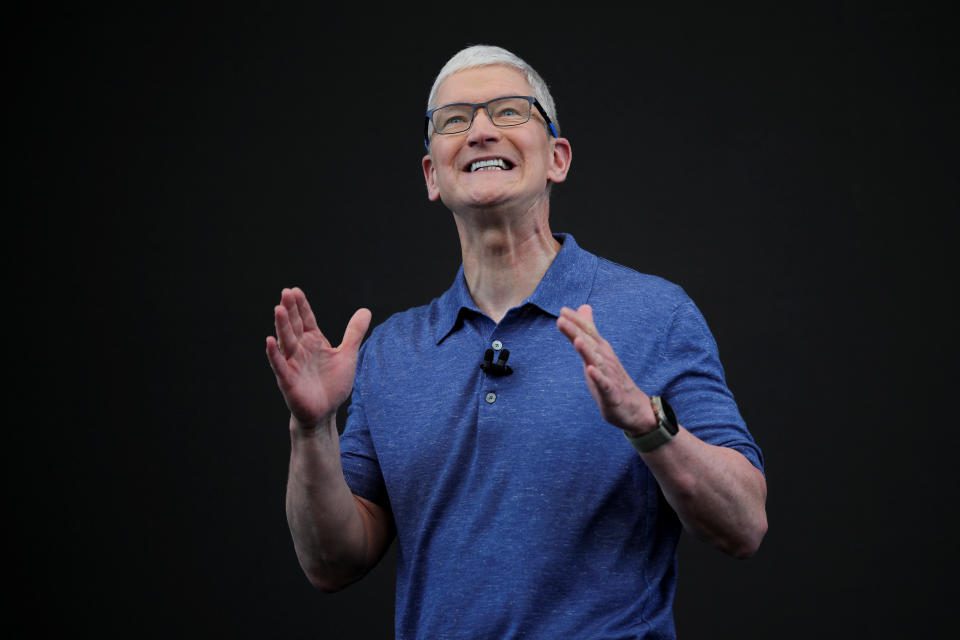 Tim Cook, director ejecutivo de Apple, asiste al evento anual de la Conferencia de Desarrolladores en la sede de la compañía en Cupertino, California, EE.UU., el 10 de junio de 2024. REUTERS/Carlos Barira