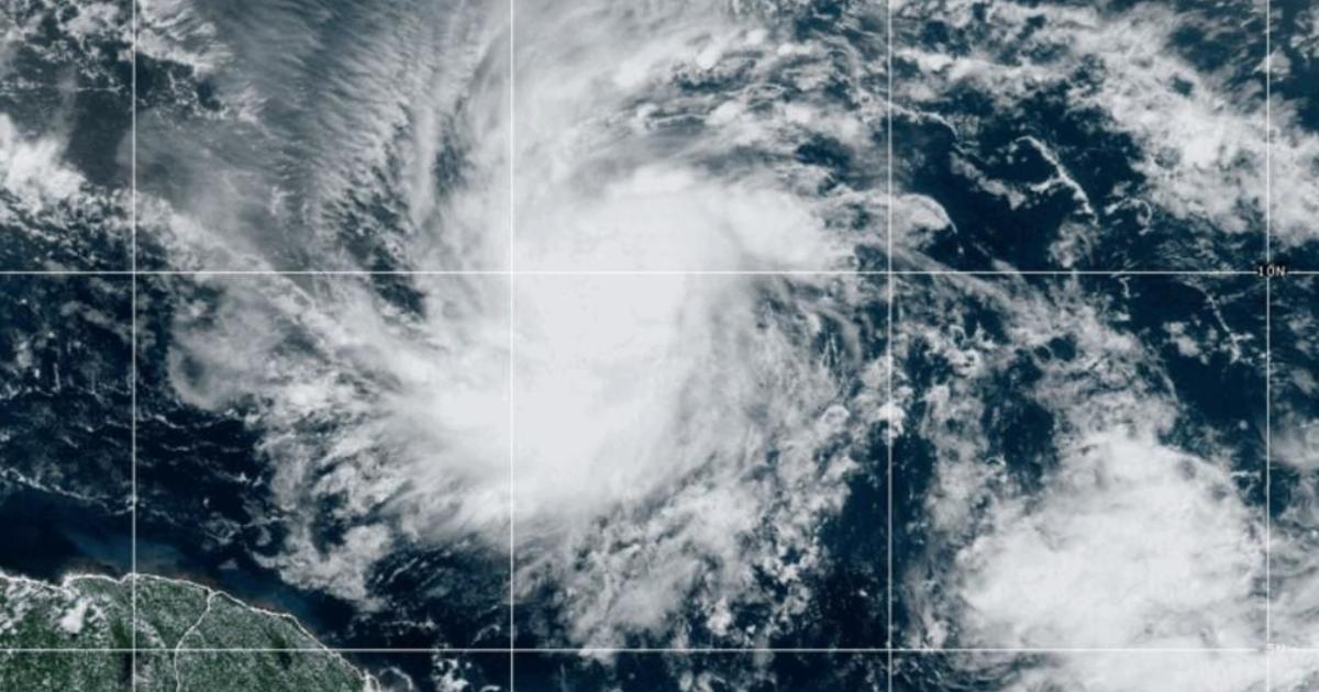 Beryl se está convirtiendo en huracán de categoría 1 en el Océano Atlántico a medida que se acerca al Caribe