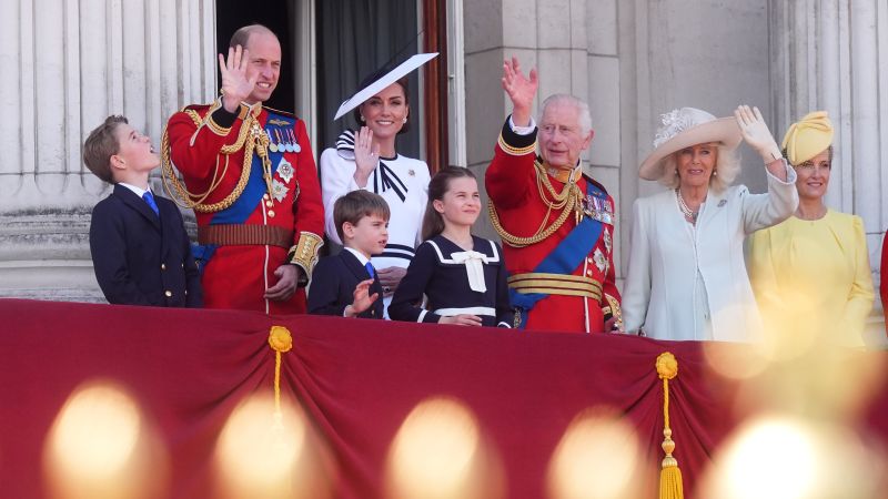 Catalina, princesa de Gales, se une a los miembros de la familia real en el balcón del palacio, en su primera aparición pública desde que le diagnosticaron cáncer.