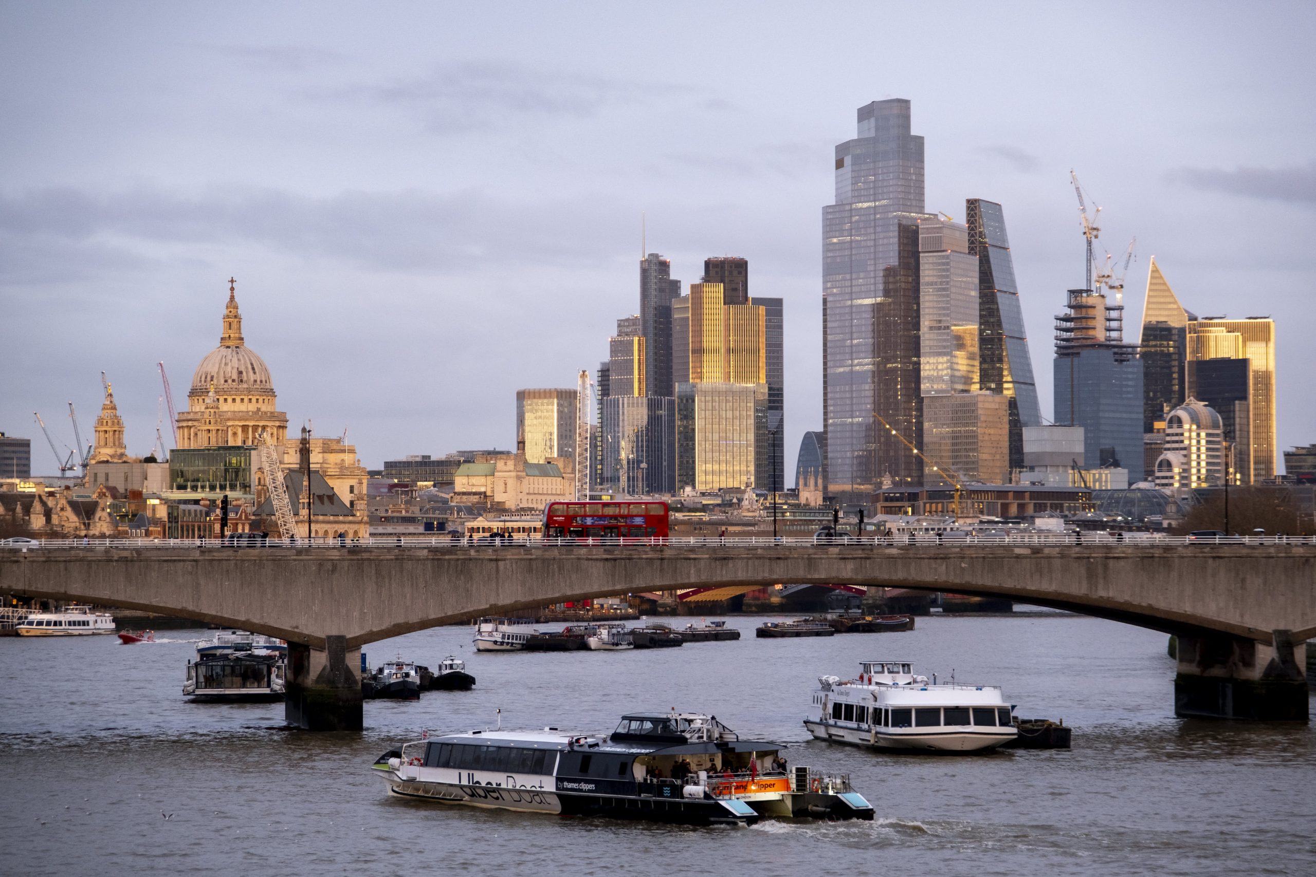 El Banco de Inglaterra pretende mantener los tipos de interés pese a que la inflación alcanza el objetivo