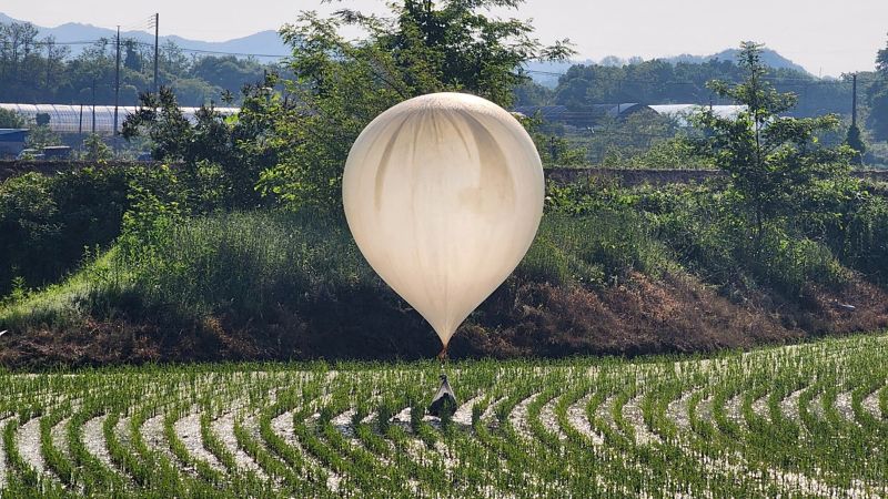 El ejército de Corea del Sur dice que 350 globos de desecho de Corea del Norte fueron descubiertos durante la noche mientras aumentan las tensiones.