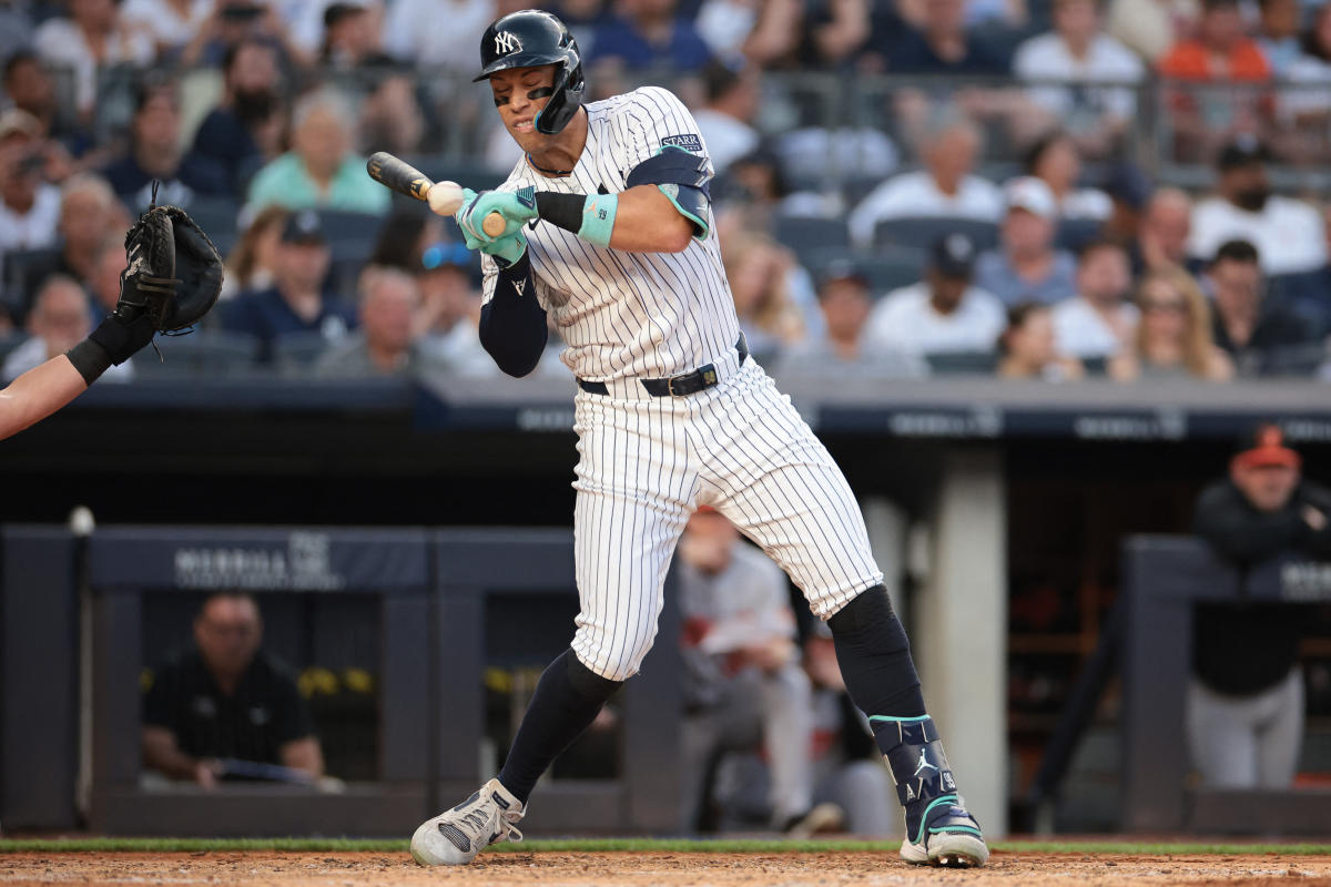 La estrella de los Yankees, Aaron Judge, fue retirado temprano de la victoria sobre los Orioles luego de sufrir un golpe en la mano causado por un lanzamiento.