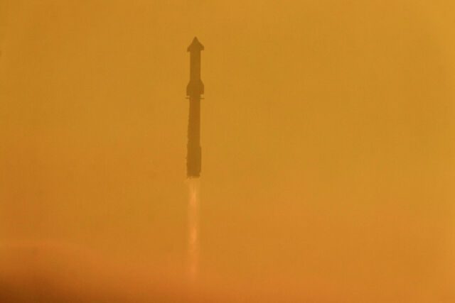 El cohete Super Heavy de SpaceX y el cohete Starship suben a través de cielos brumosos sobre el sur de Texas.