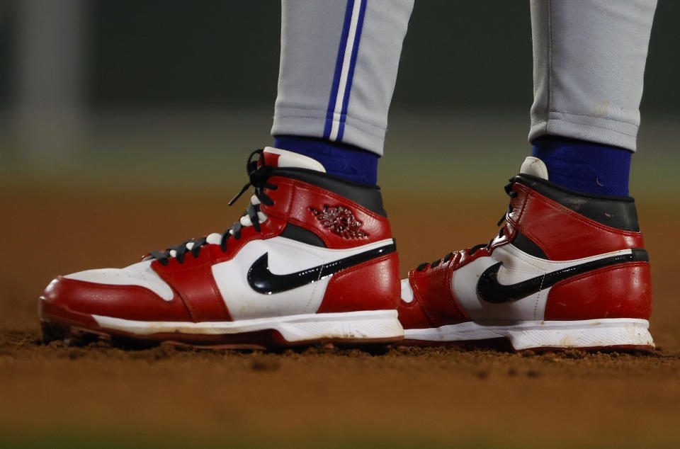 BOSTON, MA - 25 DE JUNIO: Toronto Blue Jays 1B Vladimir Guerrero Jr. Zapatillas rojas y blancas.  (Foto de Matthew J. Lee/Boston Globe vía Getty Images)