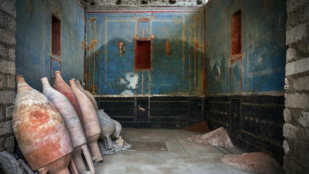 Las excavaciones en Pompeya revelan una rara «Cámara Azul» que se cree que es un antiguo santuario