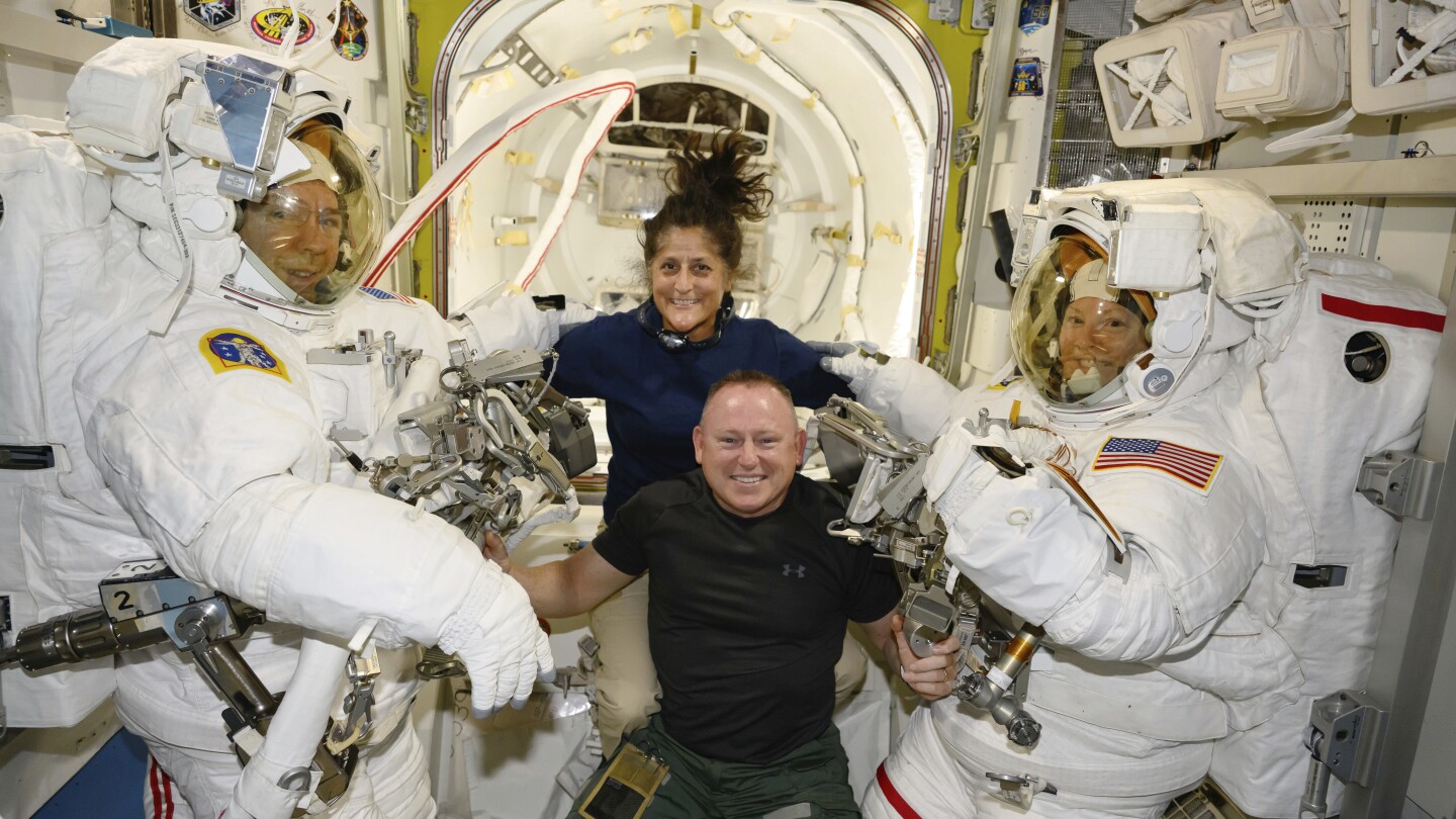 Los astronautas de la NASA permanecerán más tiempo en la estación espacial para solucionar más fallos de funcionamiento en la cápsula Boeing.