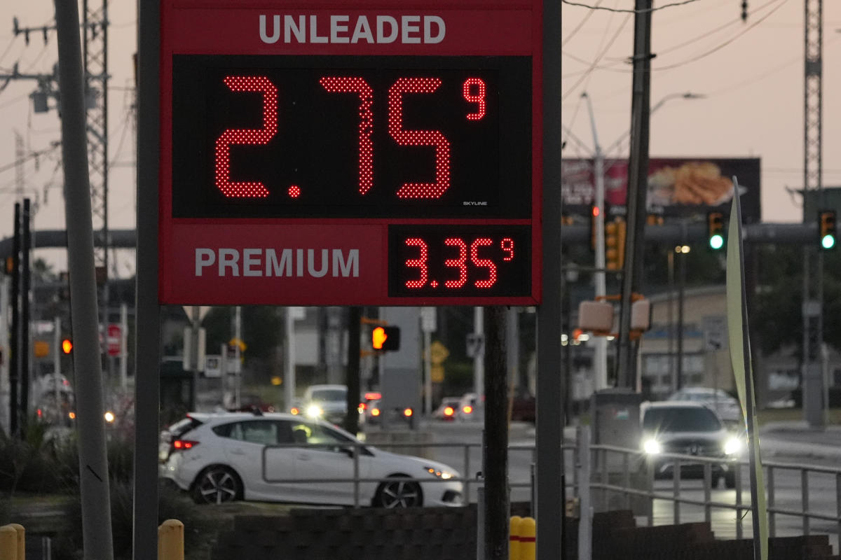Los precios de la gasolina en Estados Unidos están cayendo.  Los expertos apuntan a una demanda moderada en las gasolineras antes de los viajes de verano