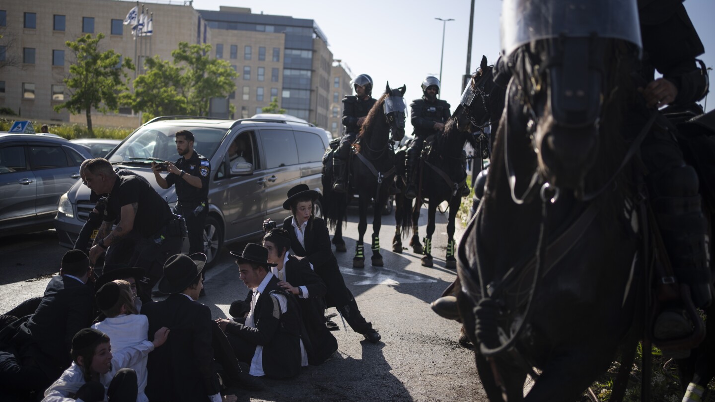 Manifestantes judíos ultraortodoxos bloquean las carreteras de Jerusalén antes de la decisión del tribunal israelí sobre las exenciones del servicio militar obligatorio