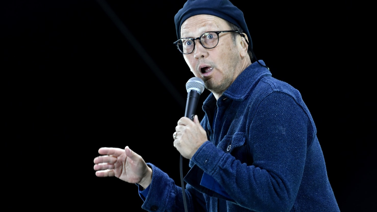 Rob Schneider fue abucheado fuera del escenario en un evento benéfico canadiense por bromas anti-trans