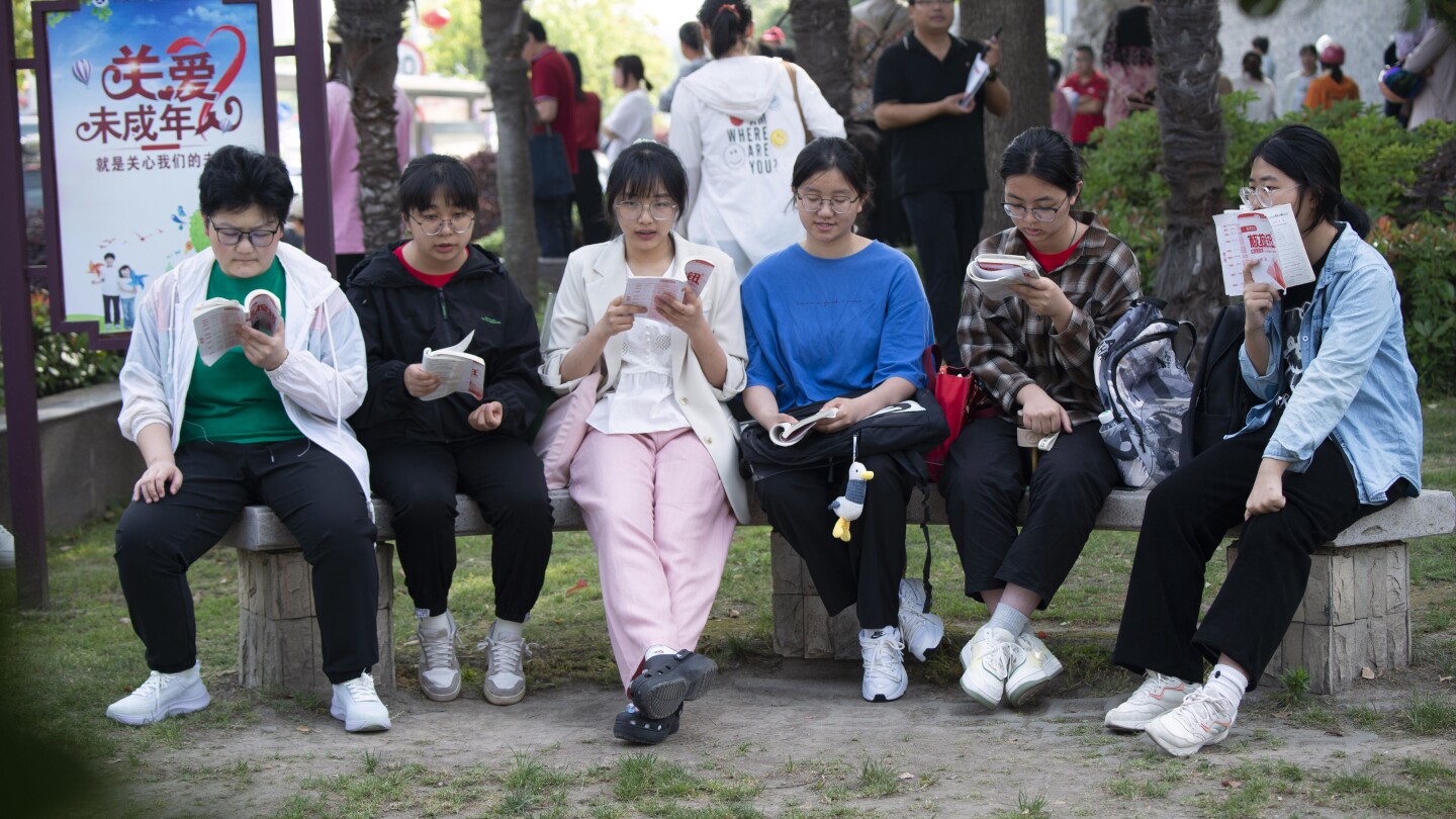 Un estudiante de una escuela vocacional sorprende a China al derrotar a sus rivales universitarios en una competencia de matemáticas