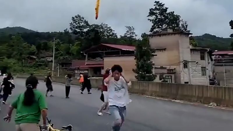 Un vídeo muestra los restos de un presunto misil chino cayendo sobre el pueblo tras su lanzamiento