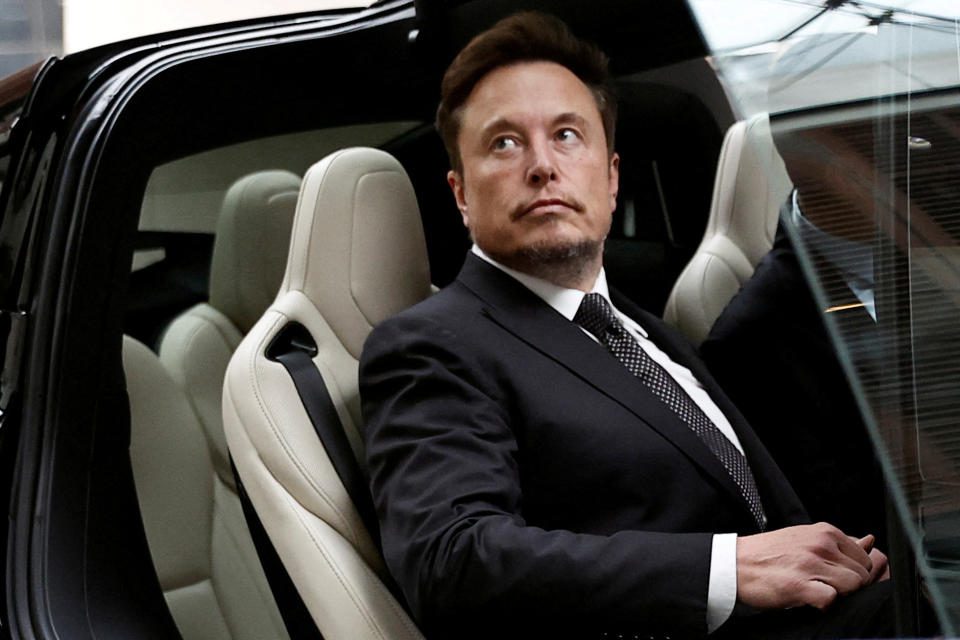 Foto de archivo: El director ejecutivo de Tesla, Elon Musk, se sube a un automóvil Tesla cuando sale de un hotel en Beijing, China, el 31 de mayo de 2023. REUTERS/Tingshu Wang/Foto de archivo