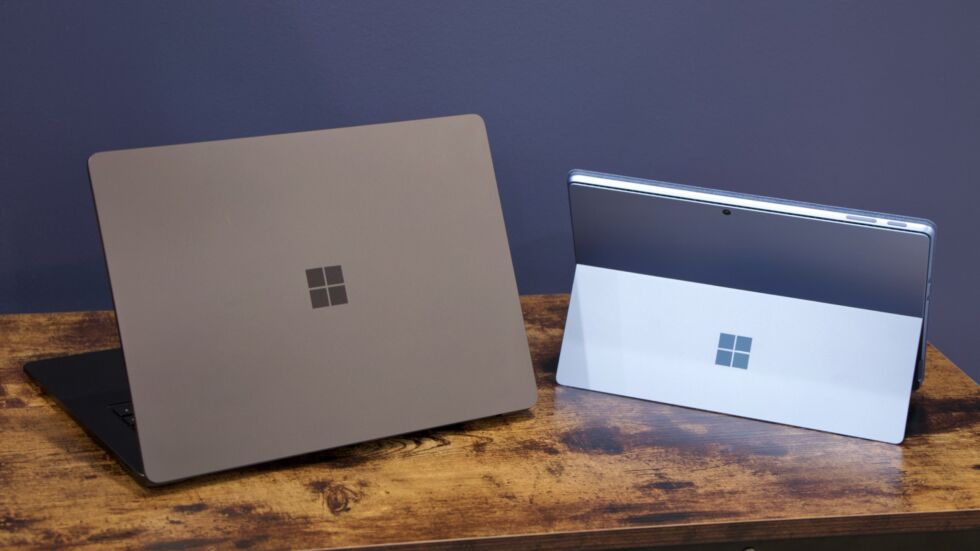 Surface Laptop 7 (izquierda) y Surface Pro 11 (derecha) parecen ser similares o idénticos a sus predecesores con tecnología Intel desde el exterior. 